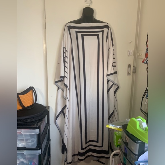 Striking kaftan , use for cover up over swimmers - the sides aren’t sewn - Picture 2 of 4